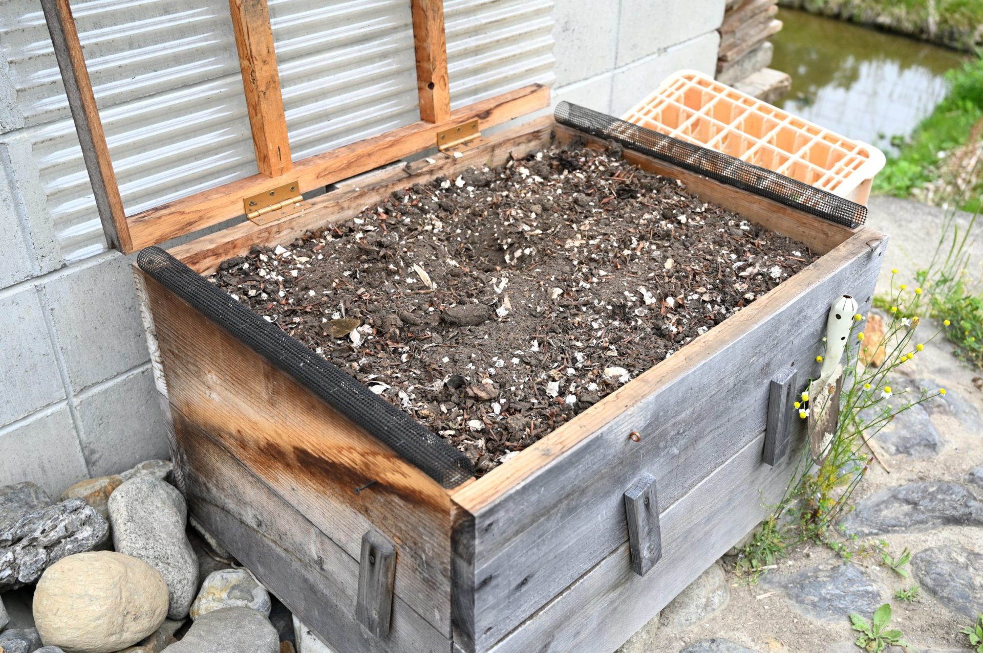 ヒッポコンポストのふたを開けた様子