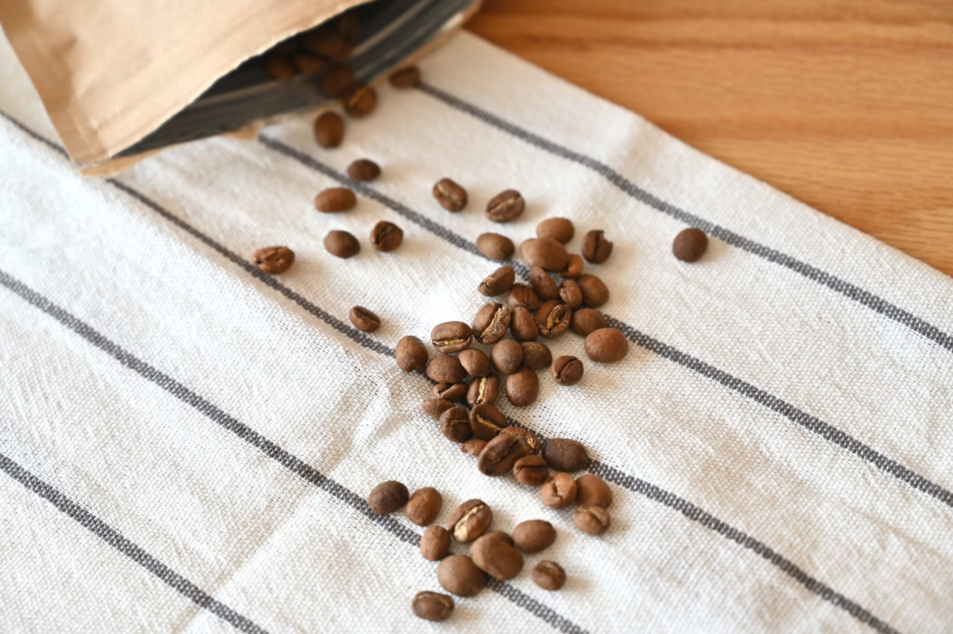 袋からコーヒー豆が出ている