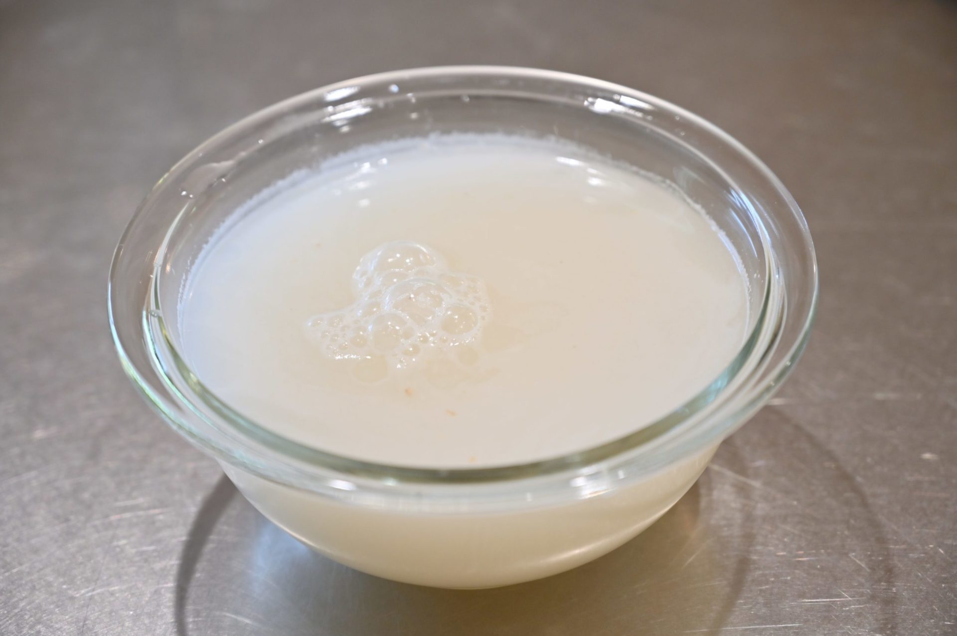 ガラスボウルに入った米のとぎ汁
