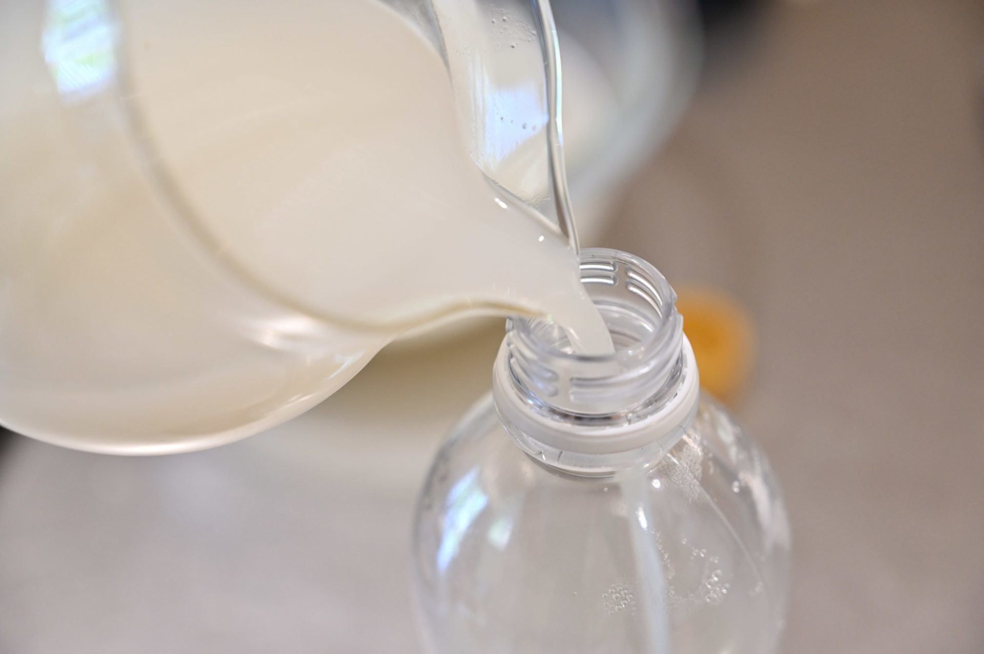 ペットボトルに米のとぎ汁を入れている