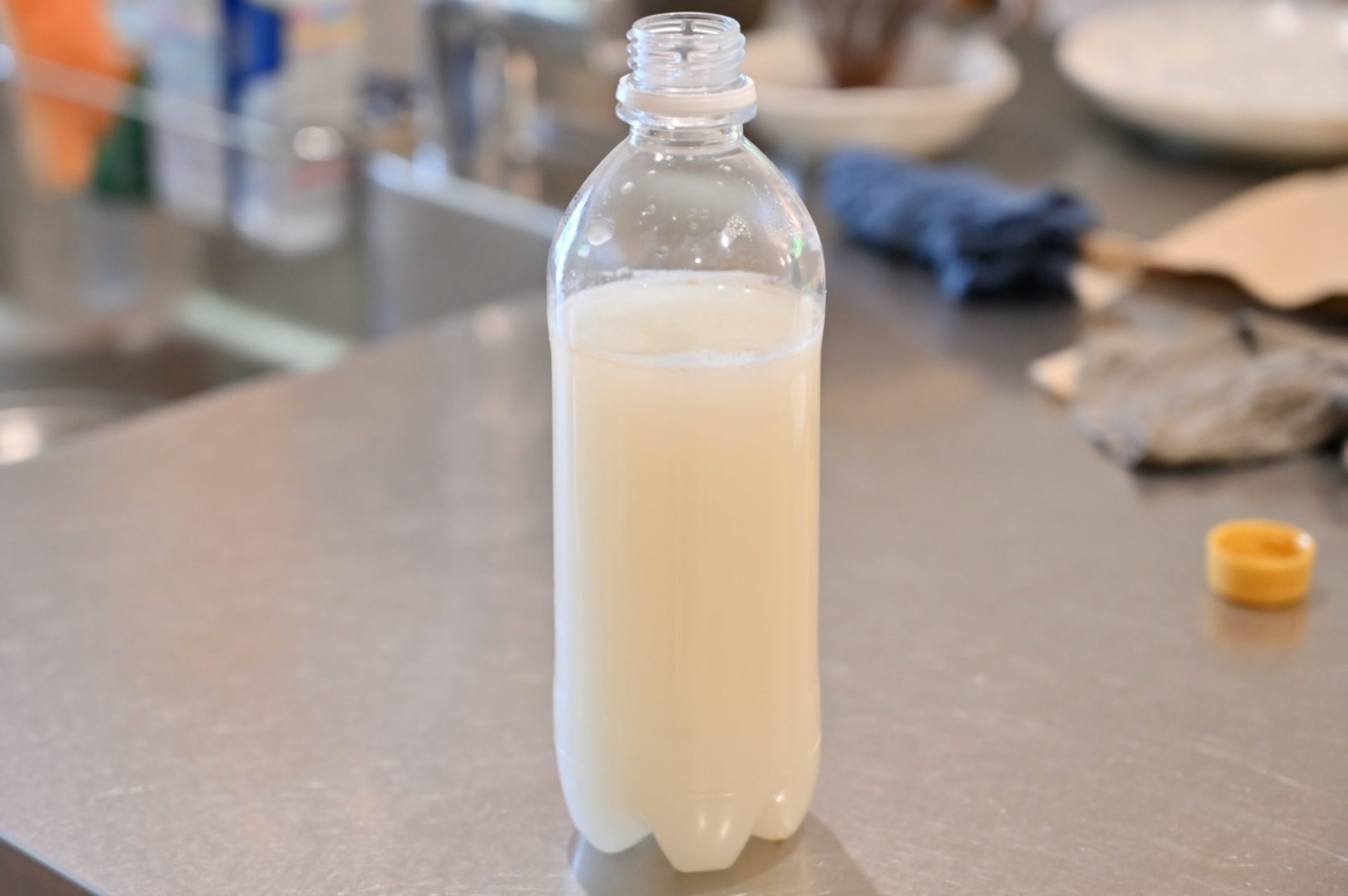 米のとぎ汁を入れたペットボトル