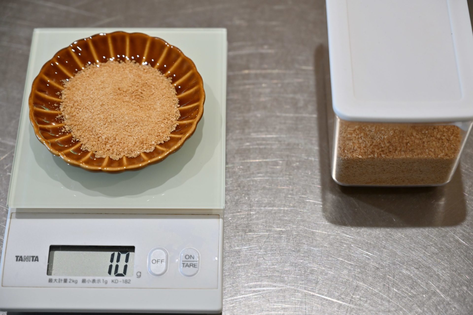 甜菜糖を計量している