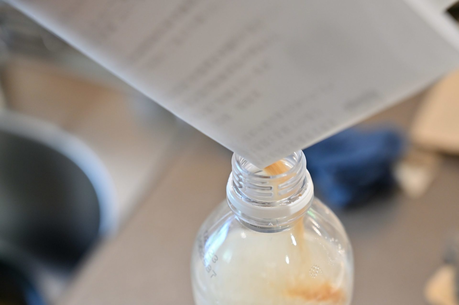 ペットボトルに砂糖を入れている