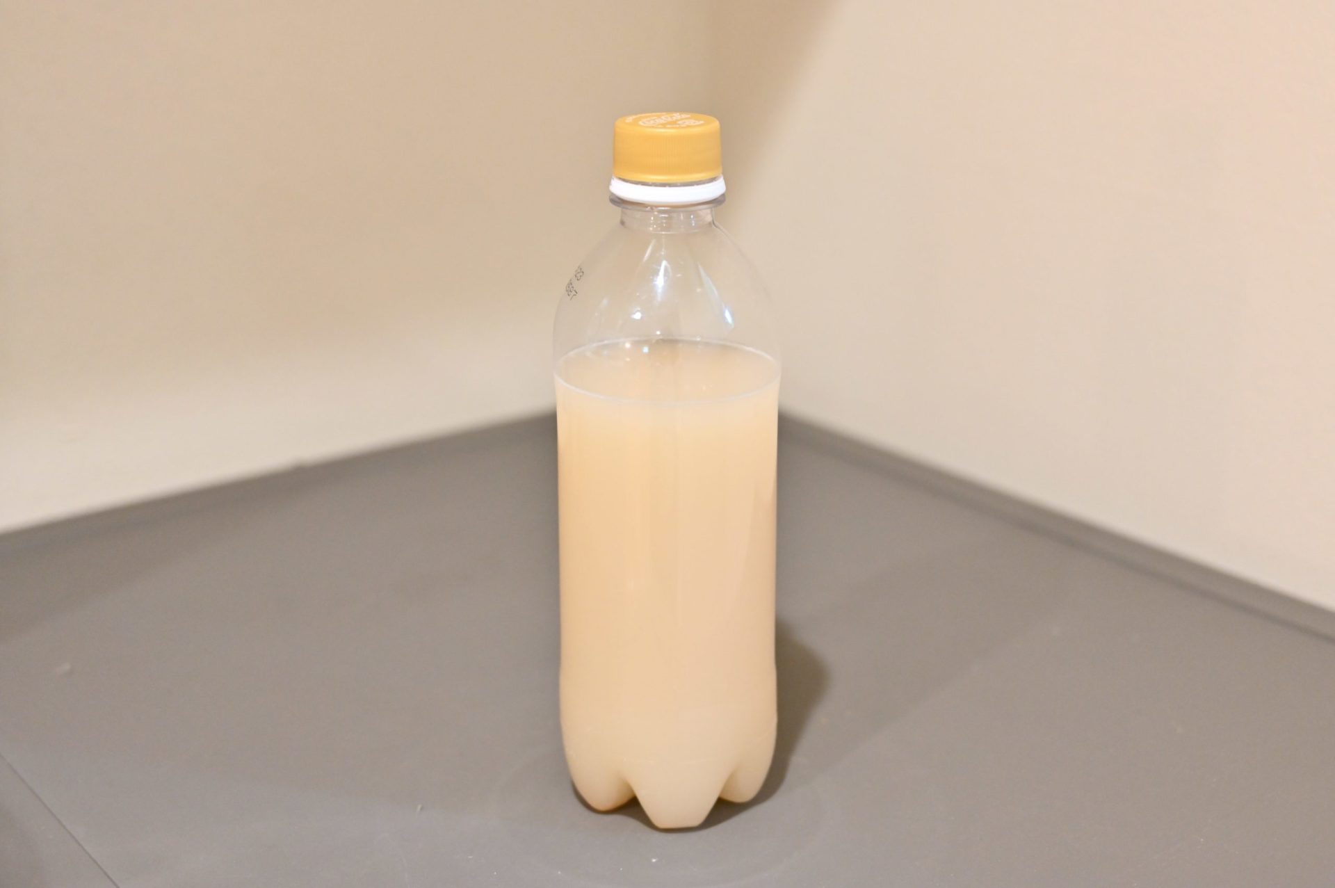 とぎ汁肥料が入ったペットボトルを置いている