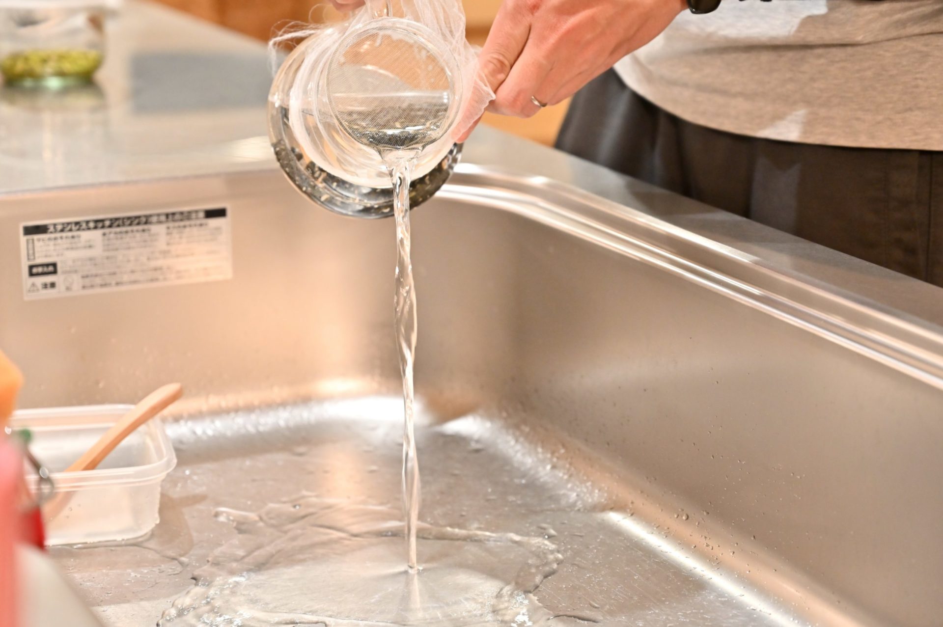 水耕栽培の水換えをしている