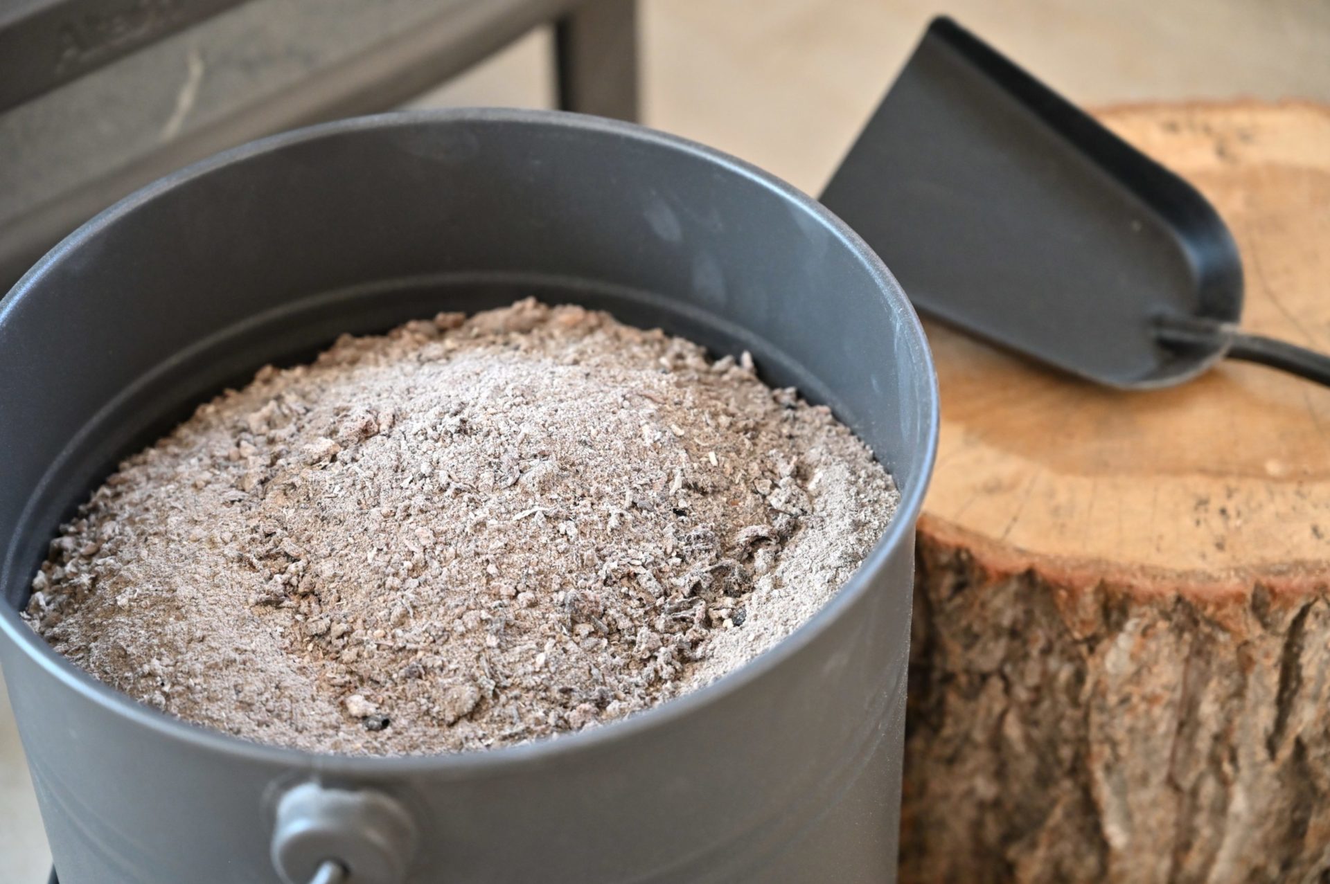 灰が入ったバケツとスコップ