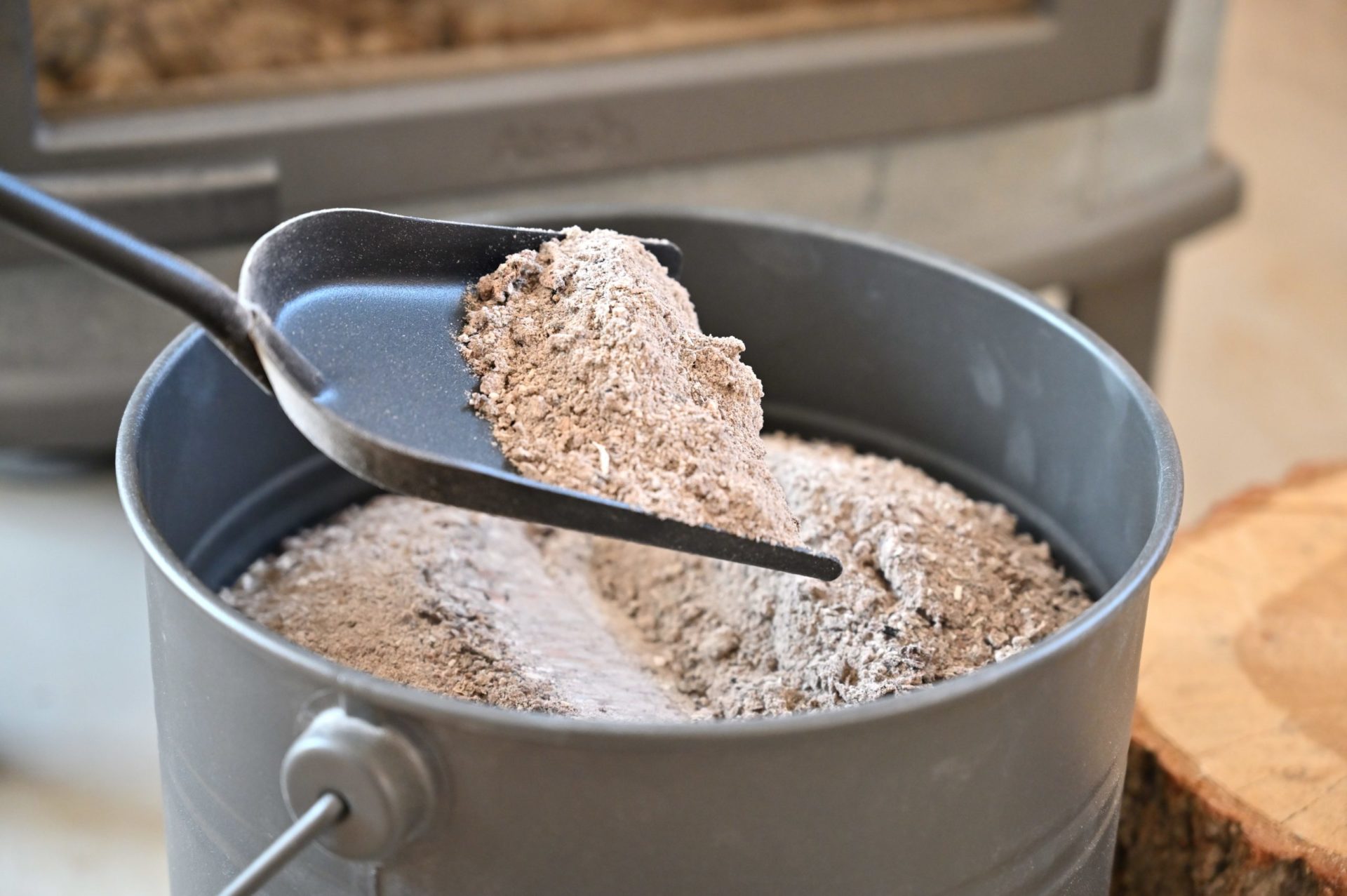 スコップで灰をすくっている