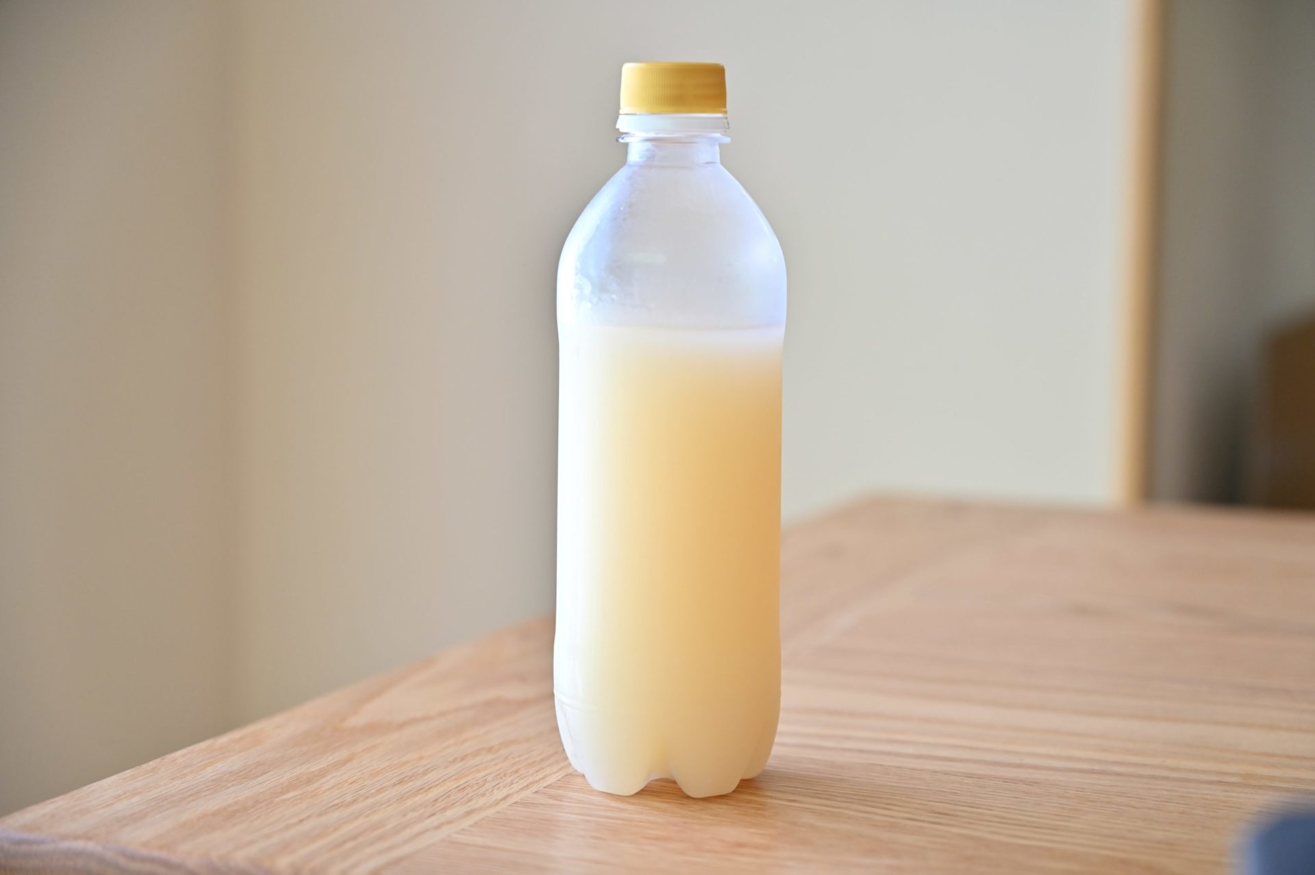 テーブルに置いた米のとぎ汁肥料