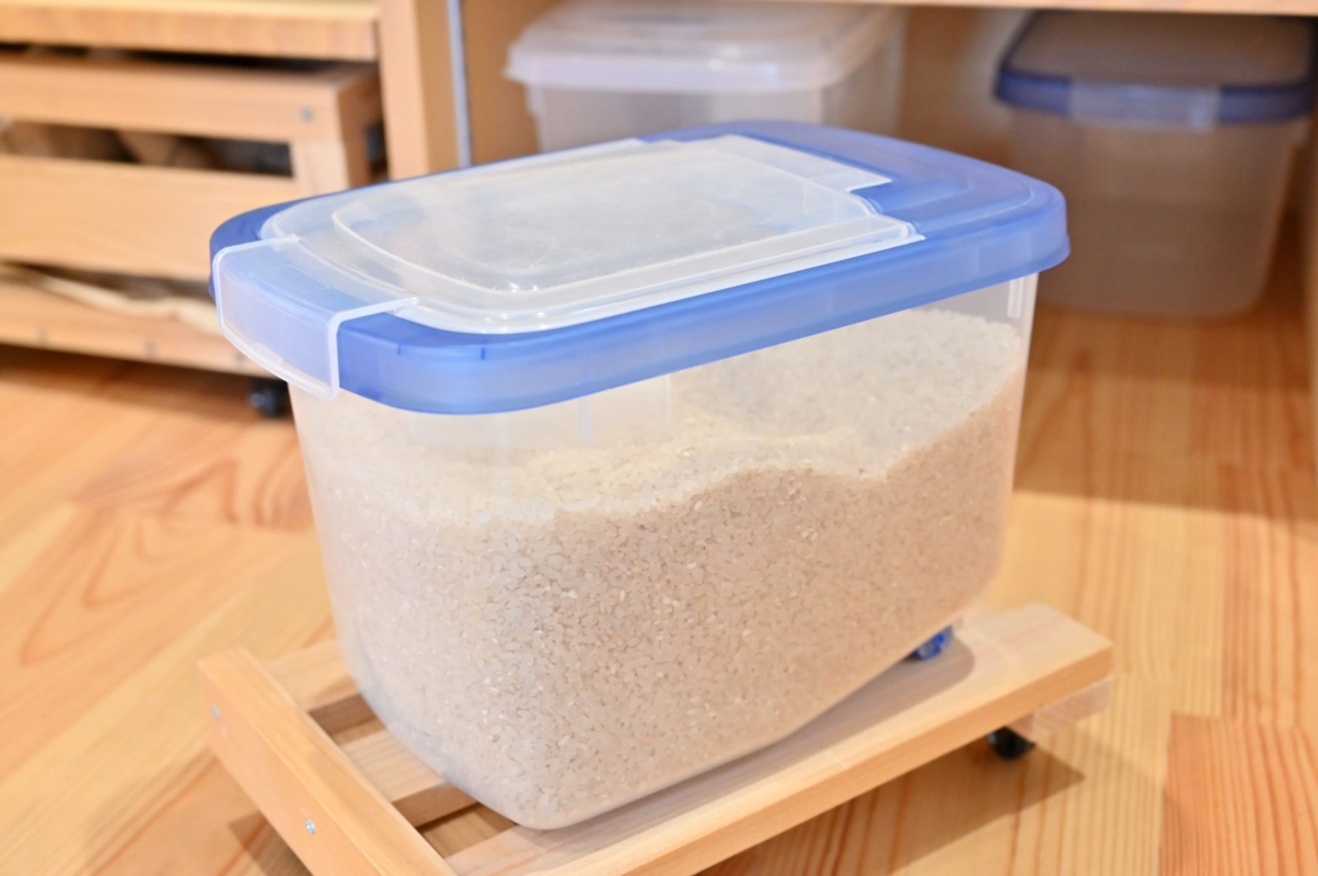 木製台にのった米櫃