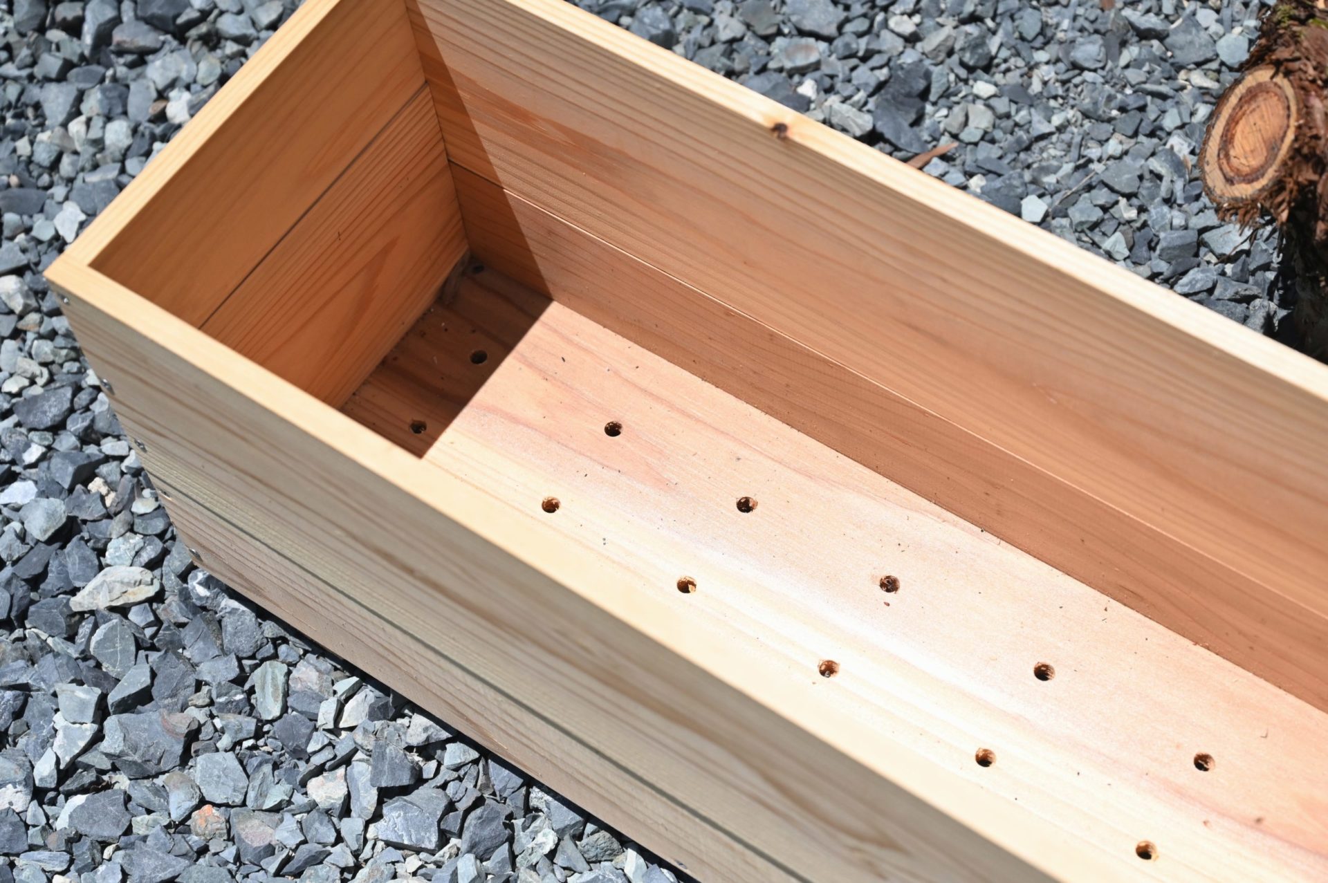 底に複数個の穴が開いている木製プランター