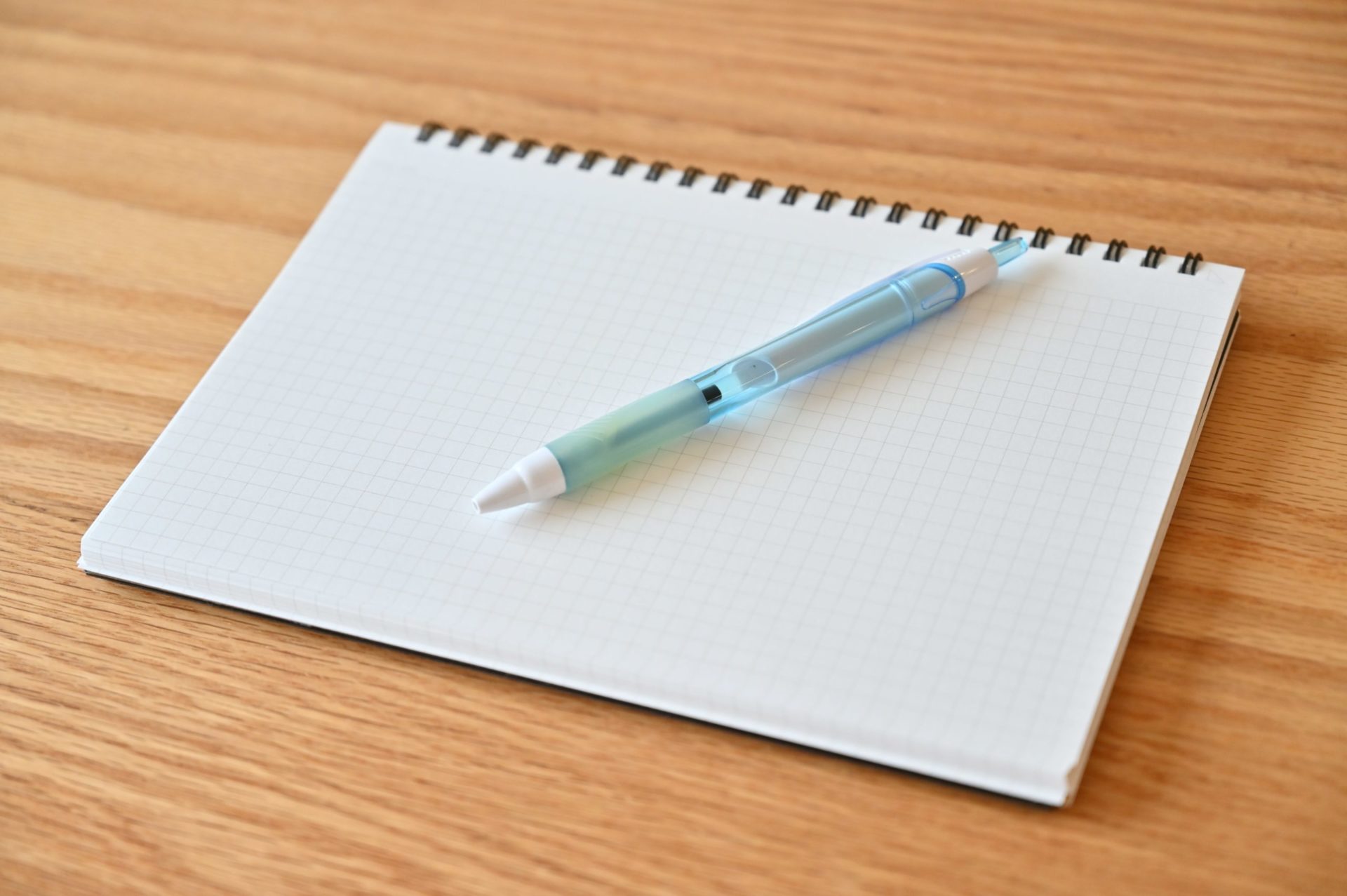 机に置かれたノートとボールペン