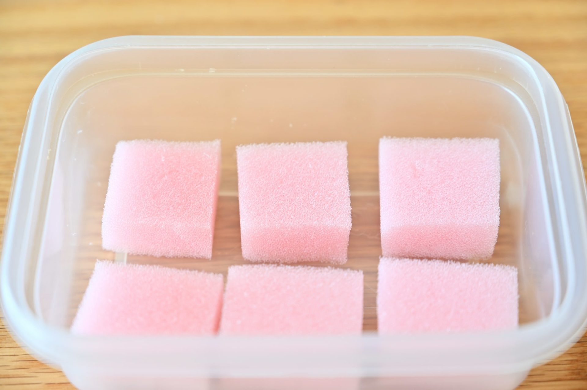 容器に並んだ6個のピンク色のスポンジ