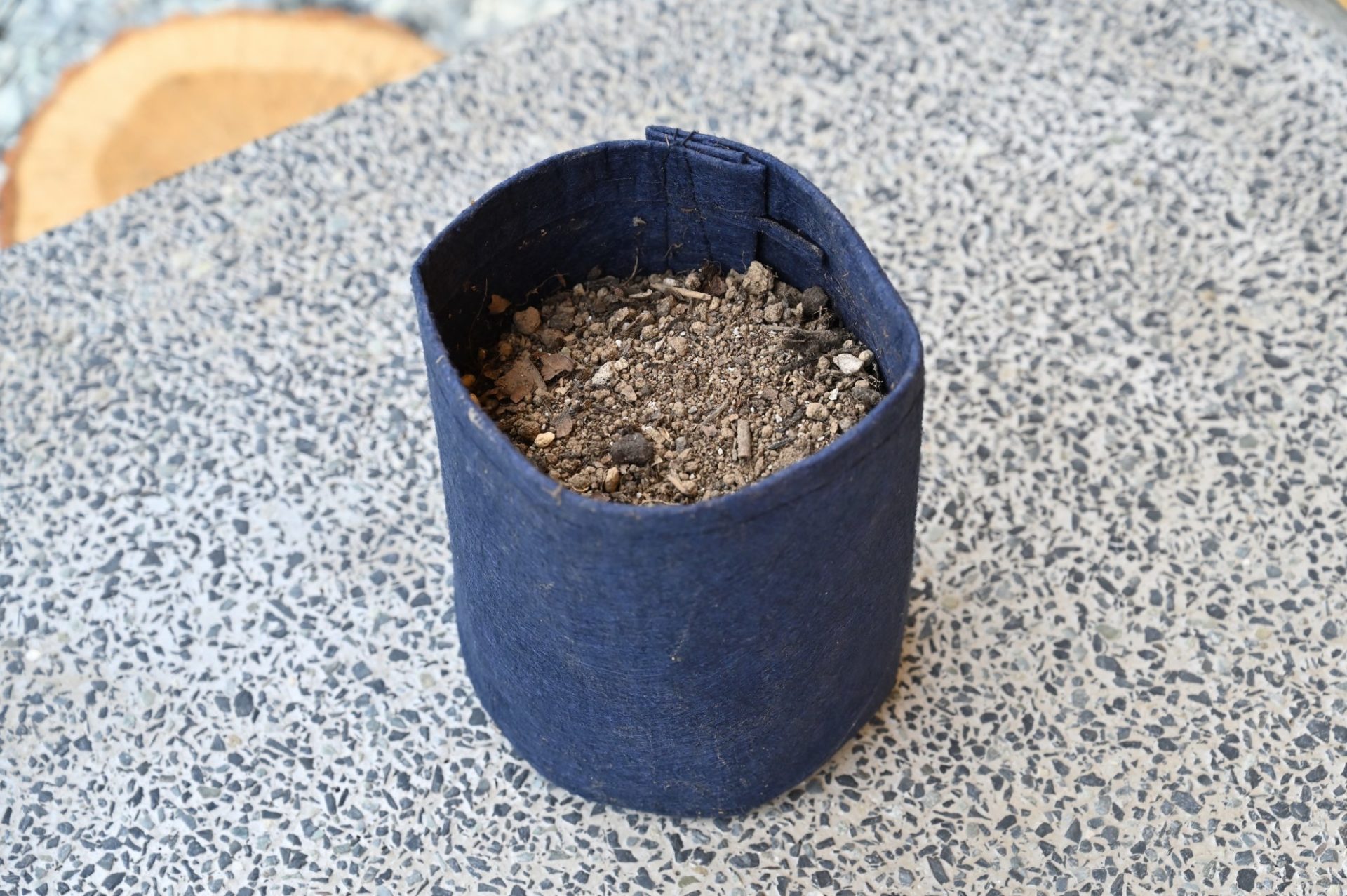 不織布プランターに土が入っている