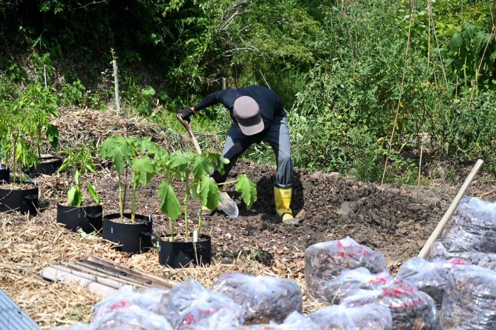 男性が畝を作っている