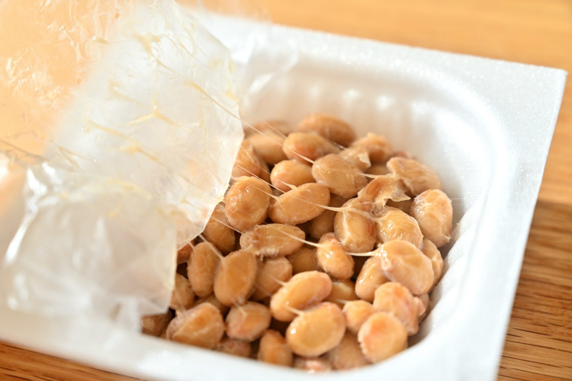 納豆のフィルムをはがしている