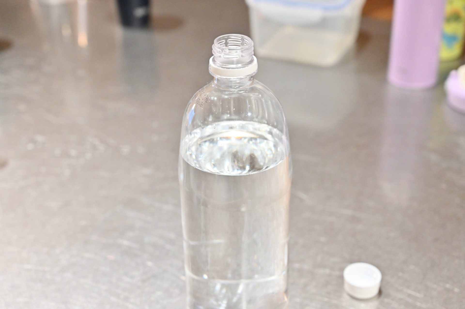 水を入れたペットボトル