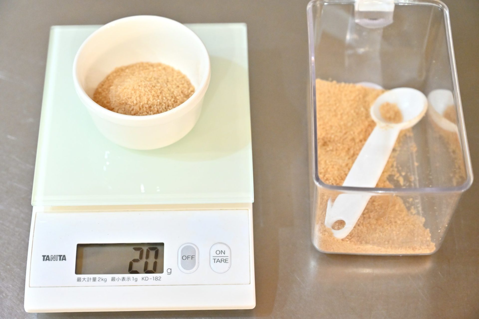 砂糖を計量している
