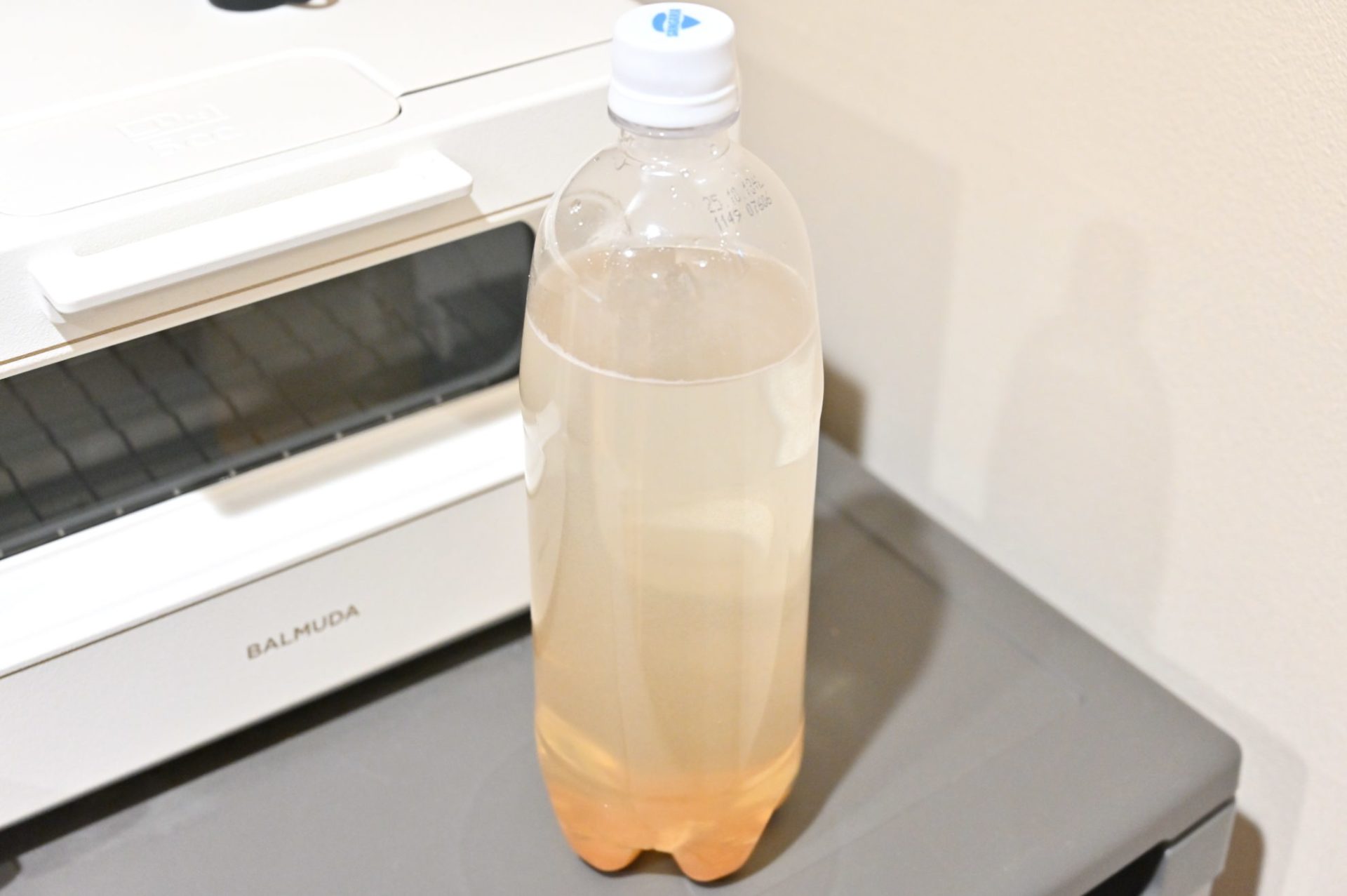 納豆と砂糖と水が入っているペットボトル