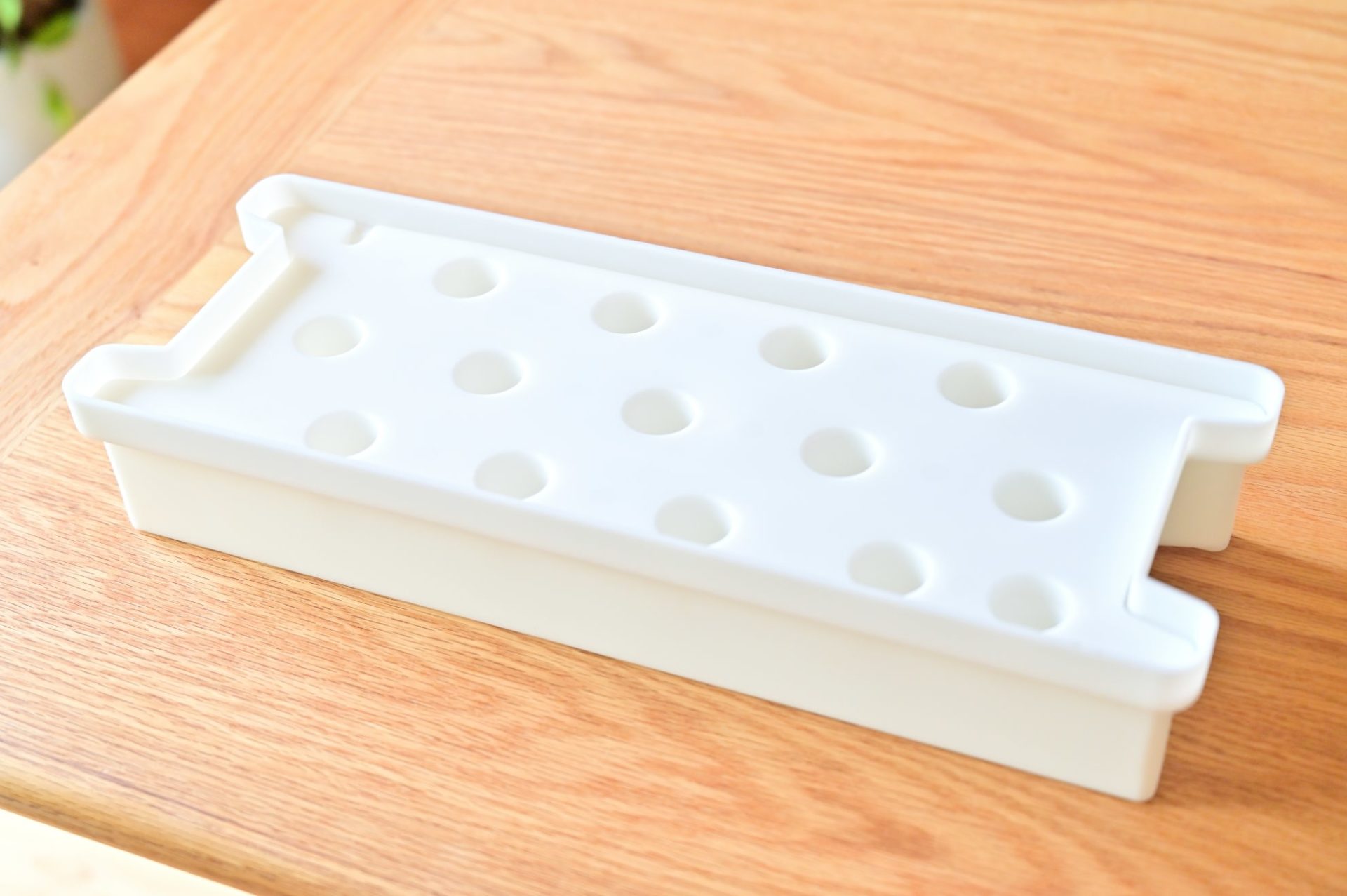 テーブルに置かれたエコゲリラ「栽培ケース」