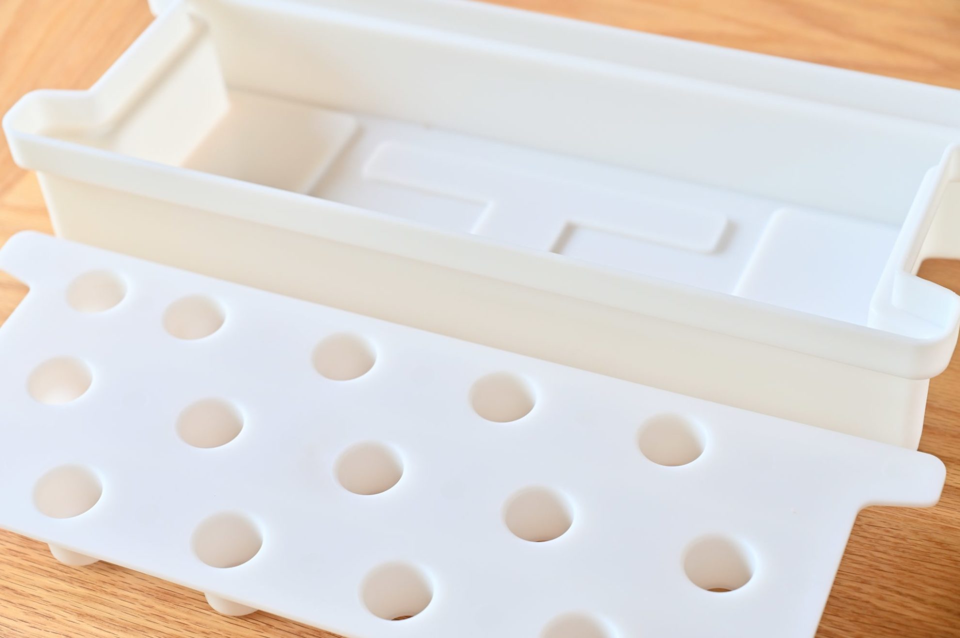 エコゲリラの栽培ケースを上と下で分けている