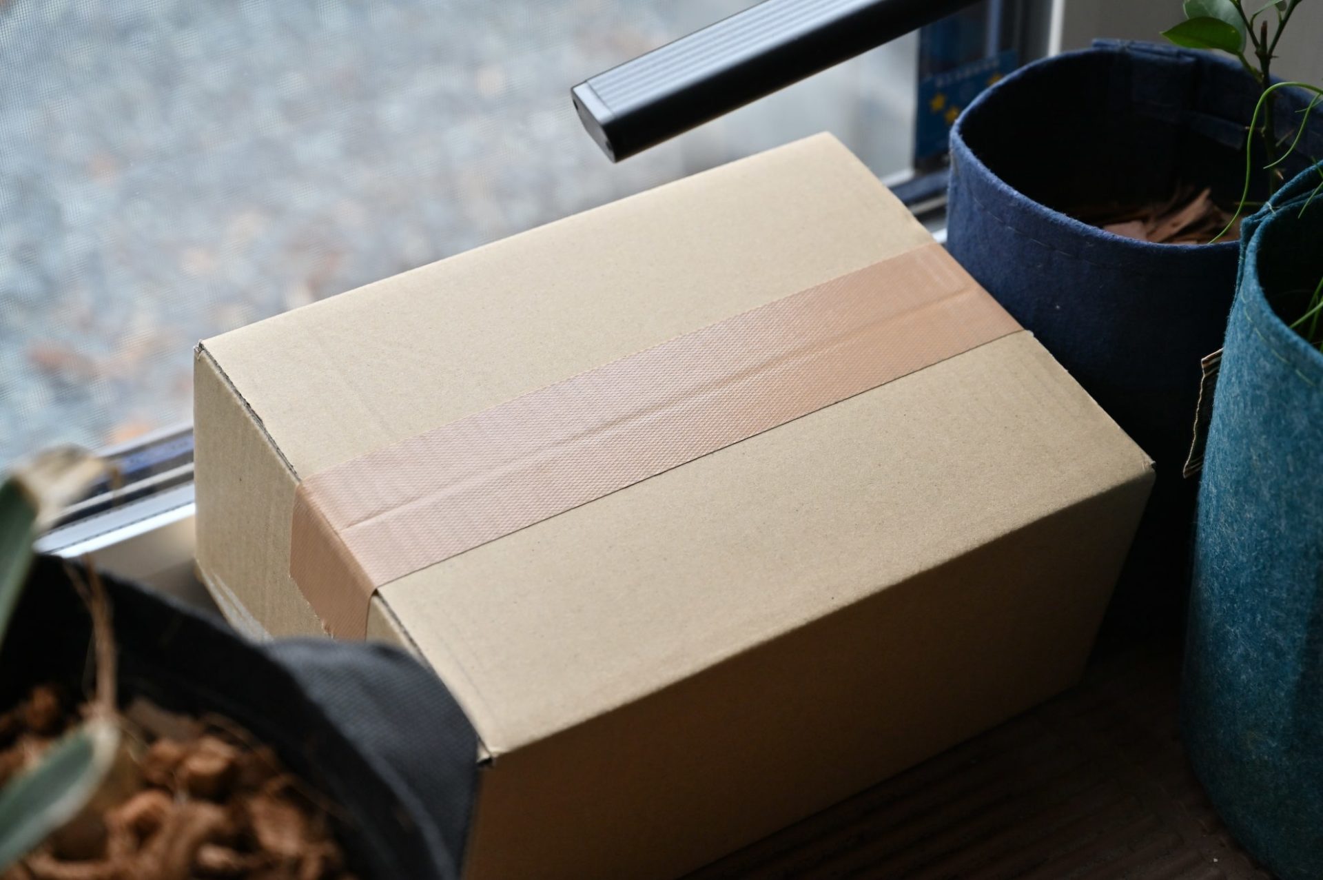 窓辺に置いたダンボール