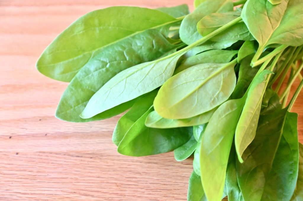 テーブルに置かれたサラダほうれん草