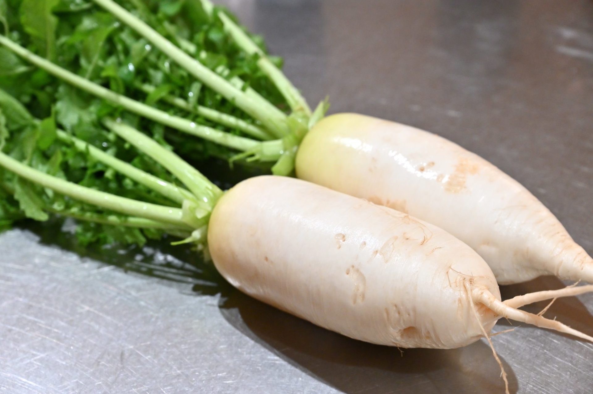 調理台に置かれた2本の大根