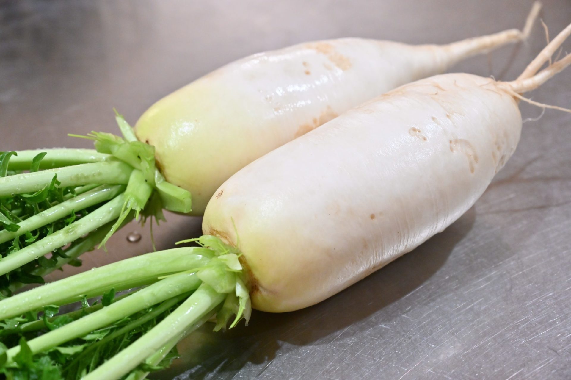 調理台に置かれた2本の打木源助大根