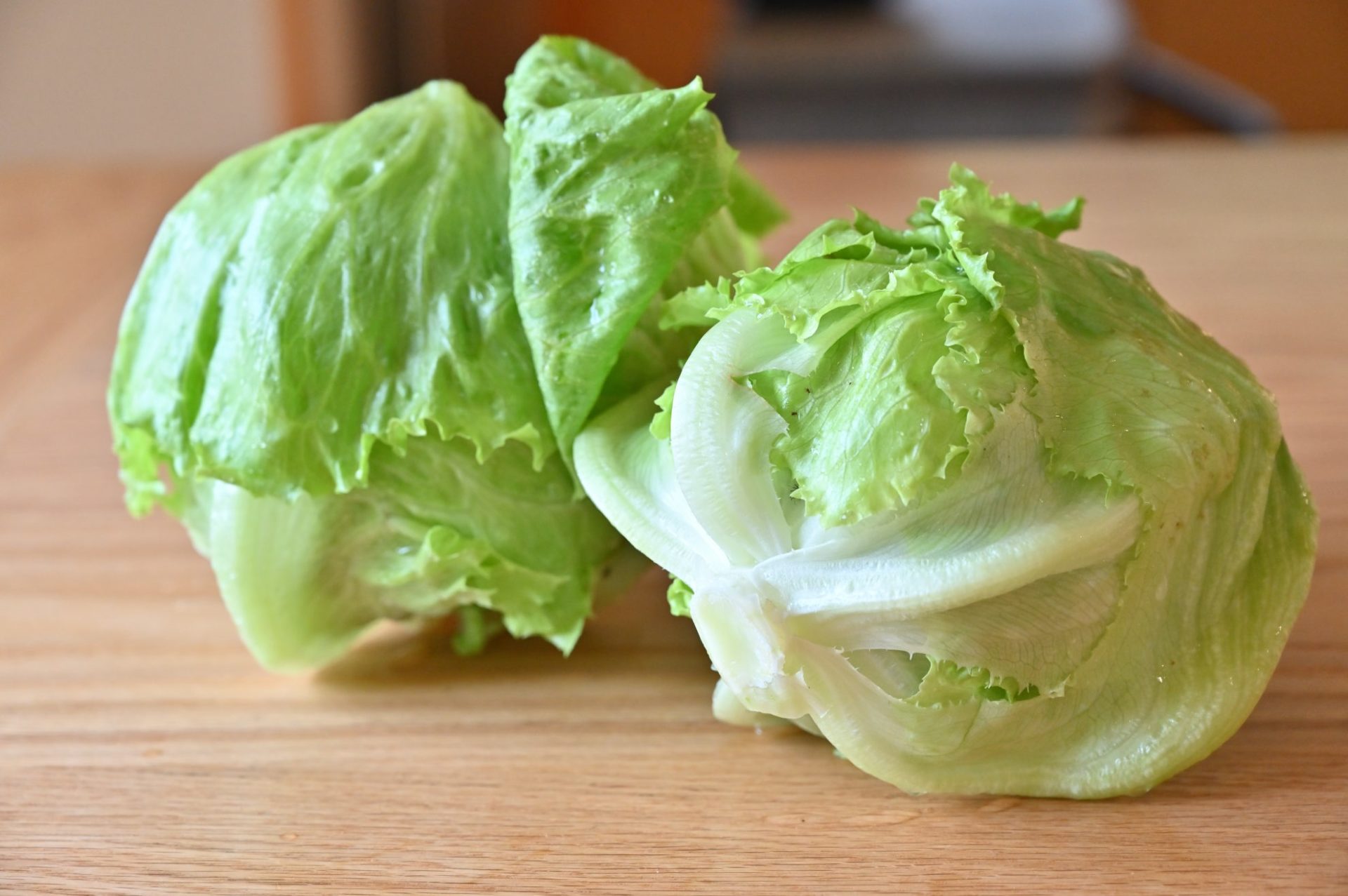 木のテーブルに置かれた2玉のシスコ