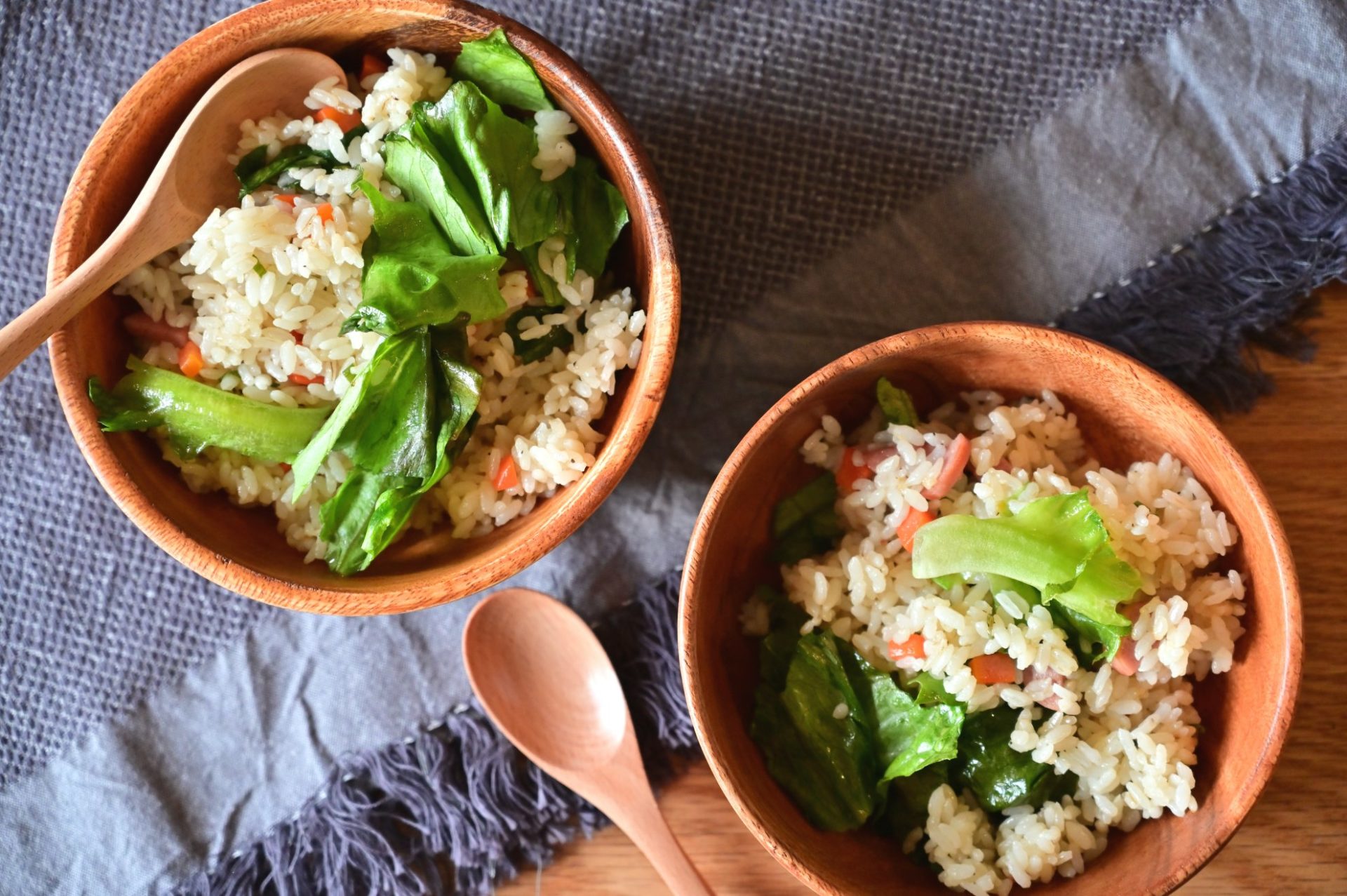 木の器に入った2皿のチャーハン