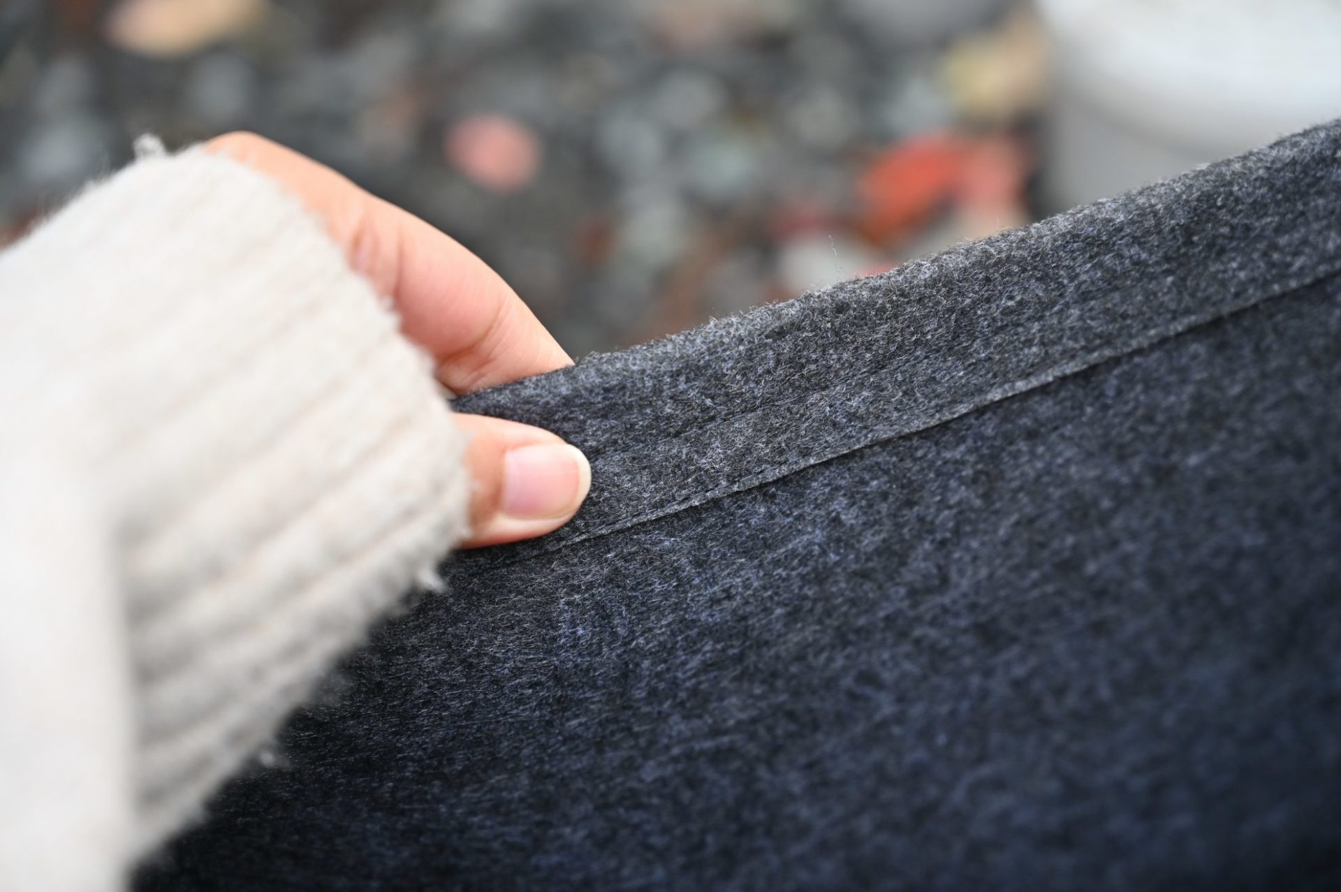 KASUMYの縁を手でつまんでいる