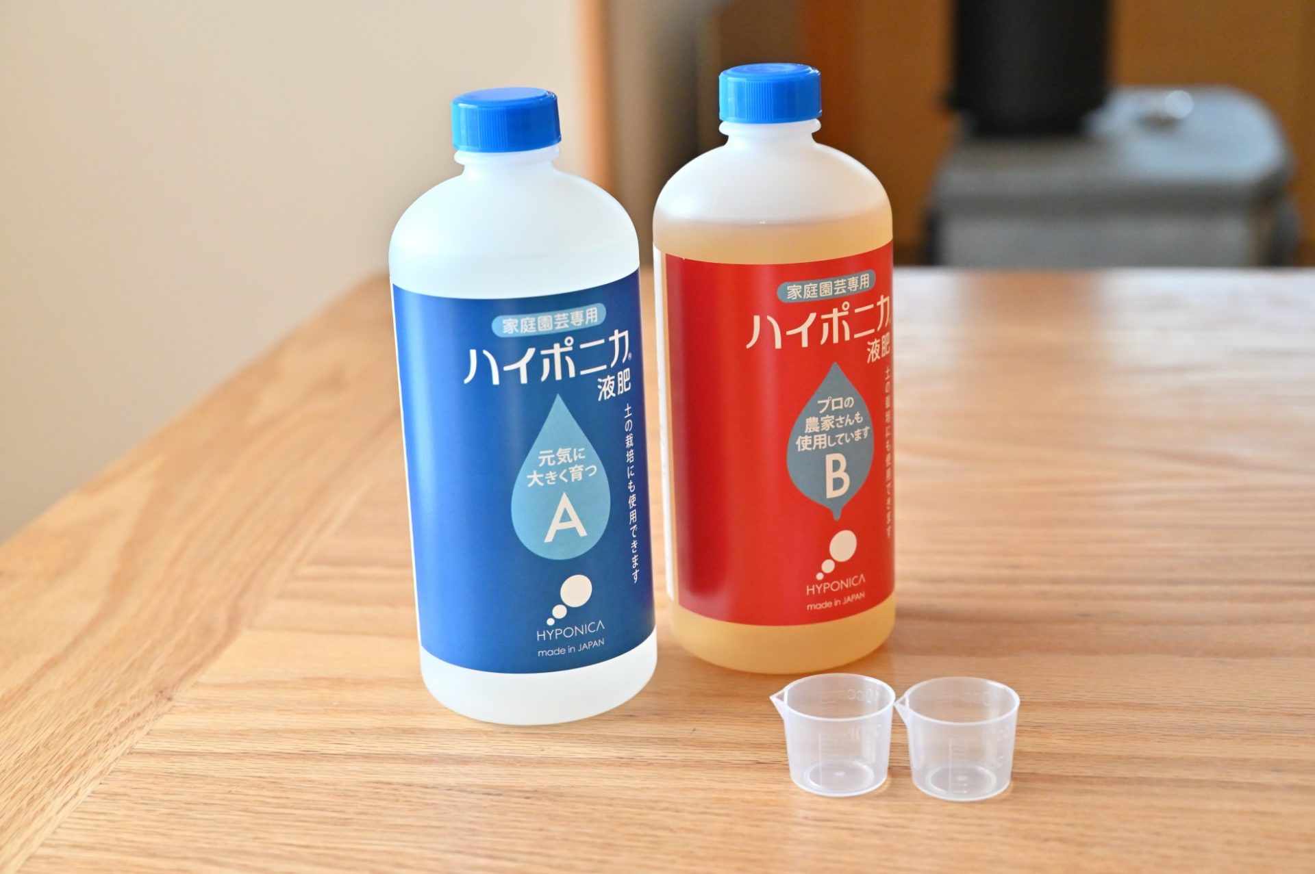 青と赤のボトルと計量カップ2個